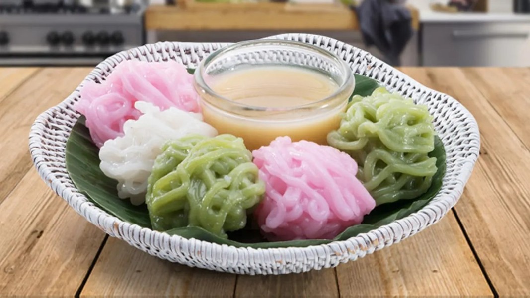 Cara Membuat Putu Mayang Betawi dengan Kuah Gula Merah dan Santan