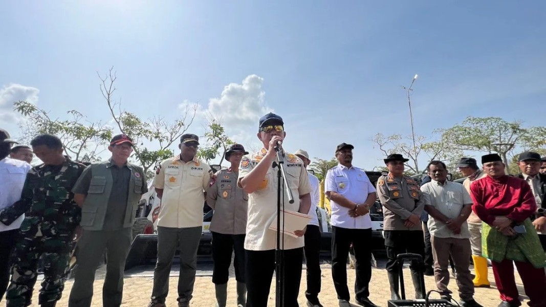 Mendagri Tito Karnavian Salurkan Bantuan Alat Pembersih Lumpur di Aceh