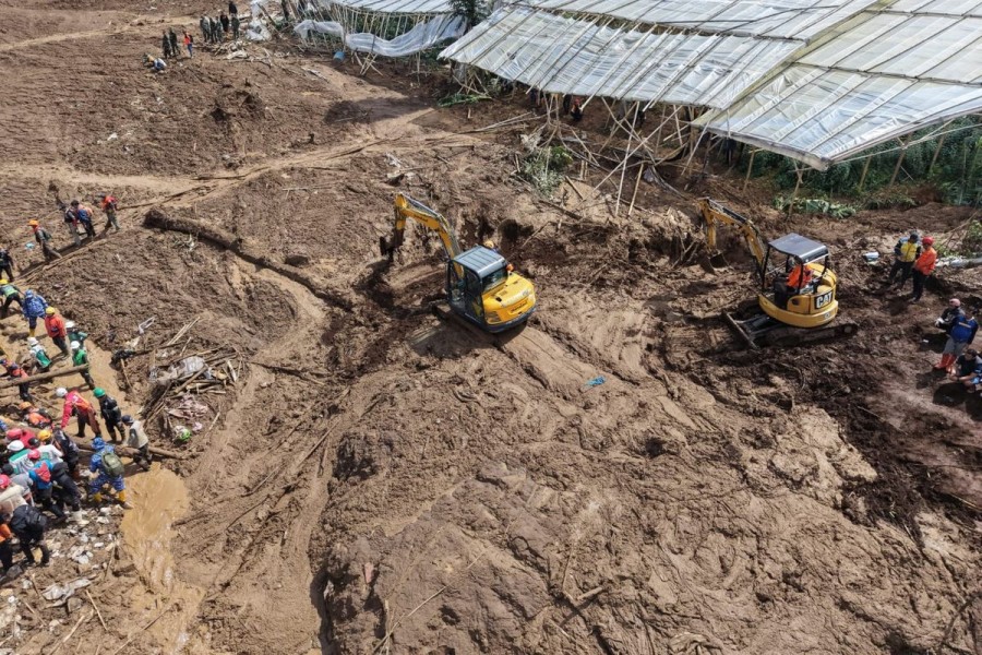 Alat Berat Dikerahkan Kementerian PU Percepat Penanganan Longsor Cisarua Bandung Barat
