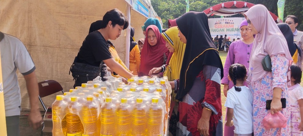 Warga Serbu Gerakan Pangan Murah, Minyak Goreng Laris Manis