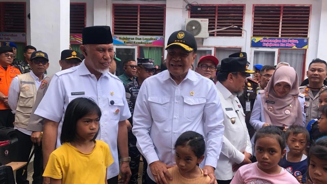 Menko Polkam Serahkan Bantuan Ratusan Juta bagi Korban Banjir Padang