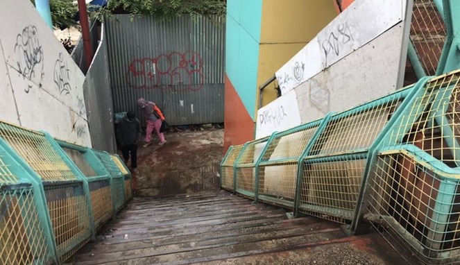 Kondisi Memprihatinkan Jembatan Penyeberangan di Depok: Penuh Kotoran Manusia