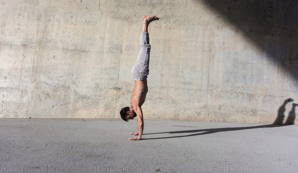 Handstand: Seni Tubuh Terbalik yang Kaya Manfaat