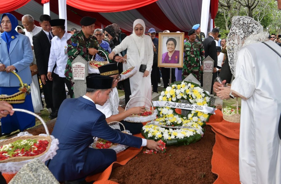 Kepergian Karlinah, Istri Umar Wirahadikusumah, Dikenang dalam Upacara Penuh Hormat