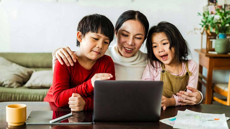 Orang Tua Harus Tahu Cara Cegah Anak Kecanduan Gadget