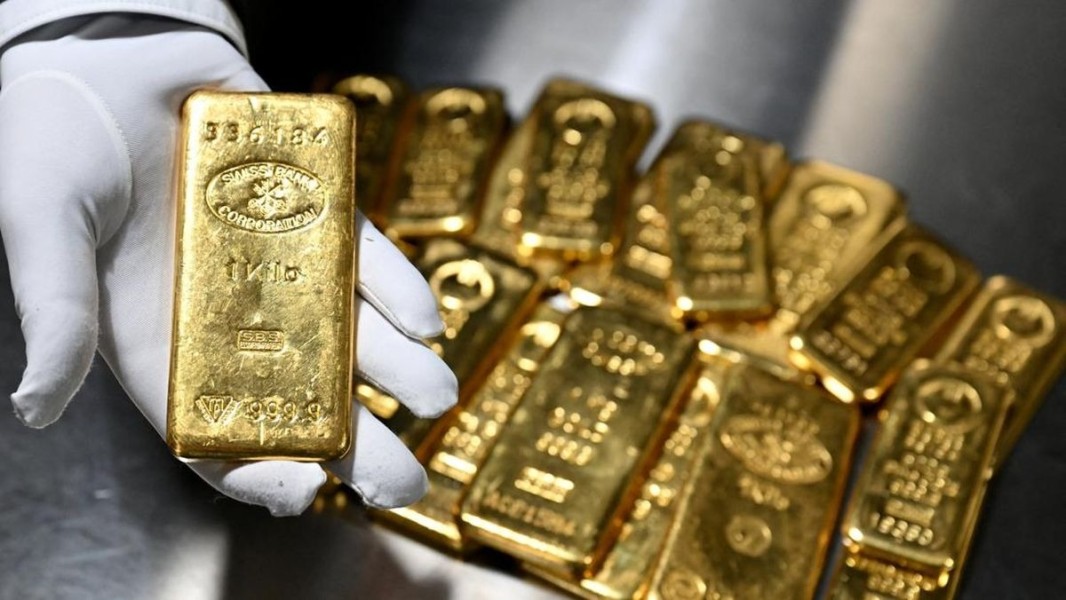 Harga Emas Global Kembali Meroket Tajam Hingga Menembus Level Rekor Baru Empat Ribu Sembilan Ratus Dolar