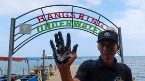 Warga Temukan Limbah Oli di Pantai Bangsring Banyuwangi, Diduga dari Kapal Laut - bwi24jam