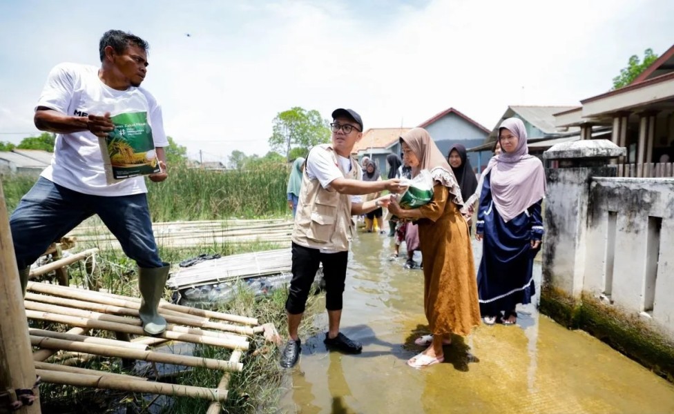 Baznas Salurkan 200 Paket Zakat Fitrah untuk Warga Terdampak Banjir Rob di Bekasi