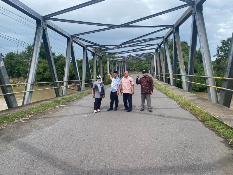 Jalur Darurat Dicari, Akses Warga dan Pengangkutan Batu Bara PLTU Jeranjang Lumpuh Akibat Kerusakan Jembatan
