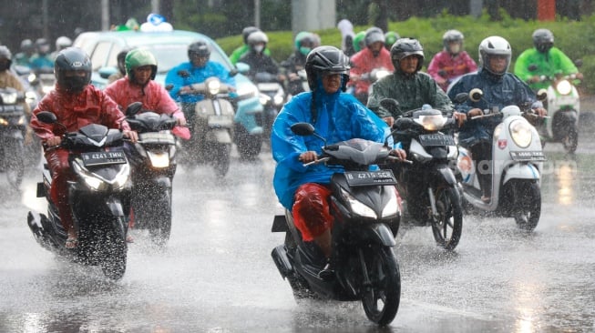 BMKG Peringatkan Hujan Lebat Meluas Nasional Hingga Pertengahan Januari 2026