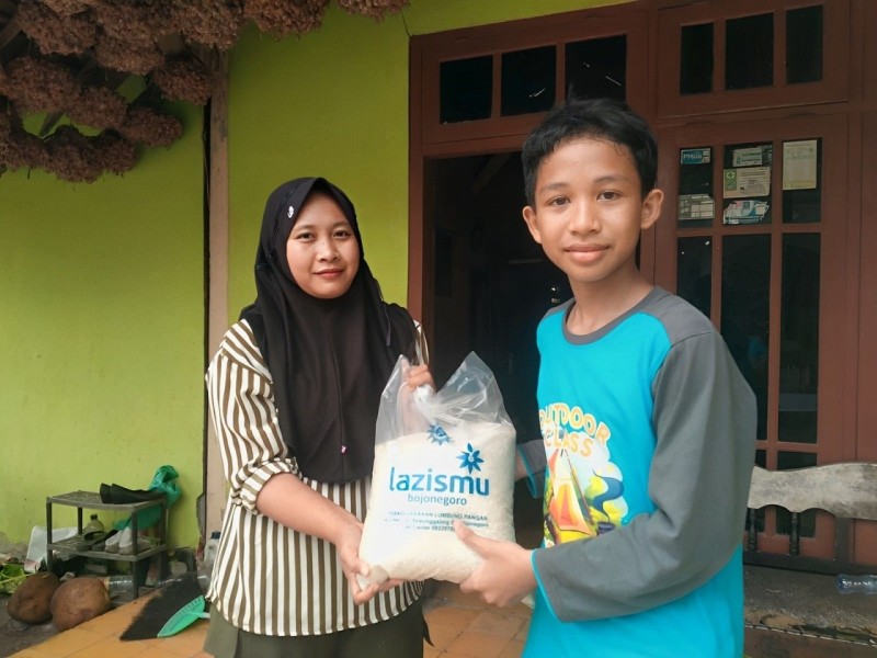 Rumah Zakat Salurkan 100 Paket Zakat Fitrah kepada Warga Pinggiran Sungai Deli: Wujud Nyata Kepedulian Sosial di Bulan Ramadan