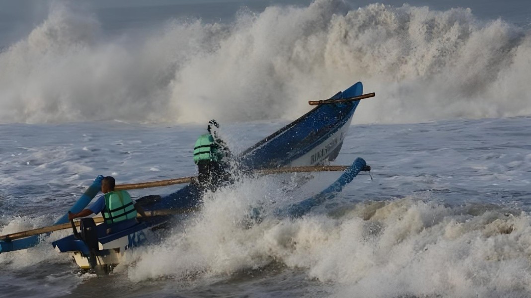 BMKG Keluarkan Peringatan Dini Gelombang Laut Tinggi di Indonesia Hingga 10 Februari
