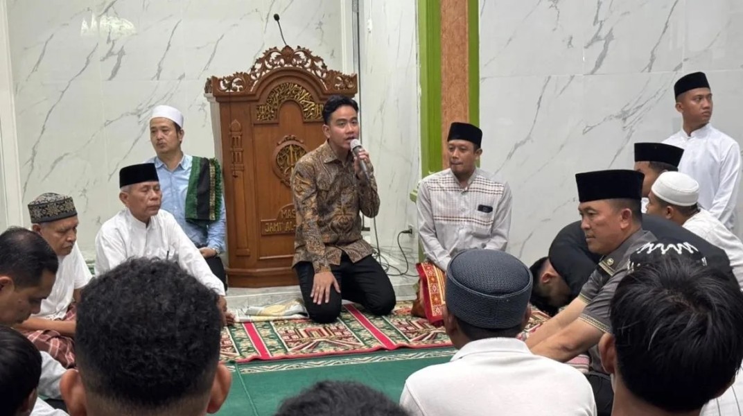 Wapres Gibran Salat Tarawih Bersama Warga Manggarai Jakarta Selatan