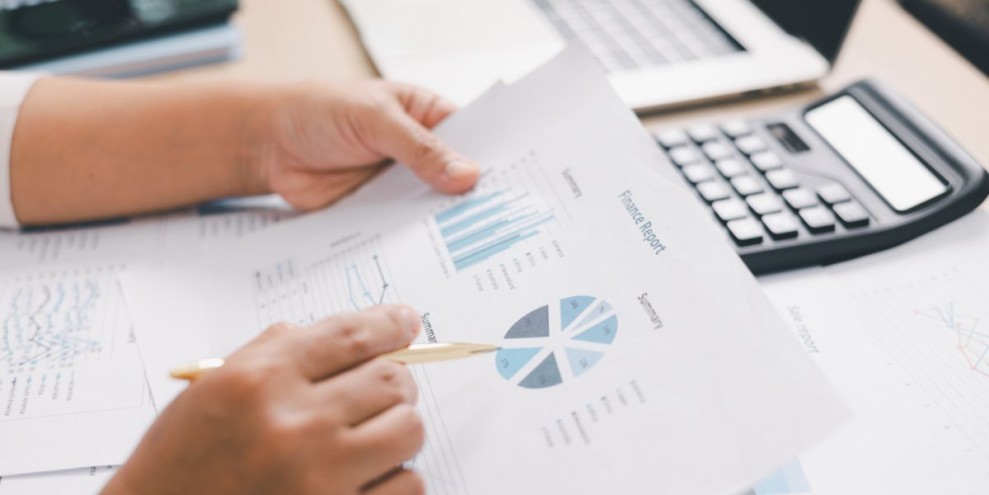 Laporan Keuangan Perusahaan Jasa: Komponen, Cara Buat, & Contohnya