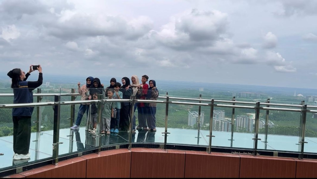 Libur Idul Fitri, Ribuan Orang Kunjungi Jembatan Kaca dan Glamping IKN