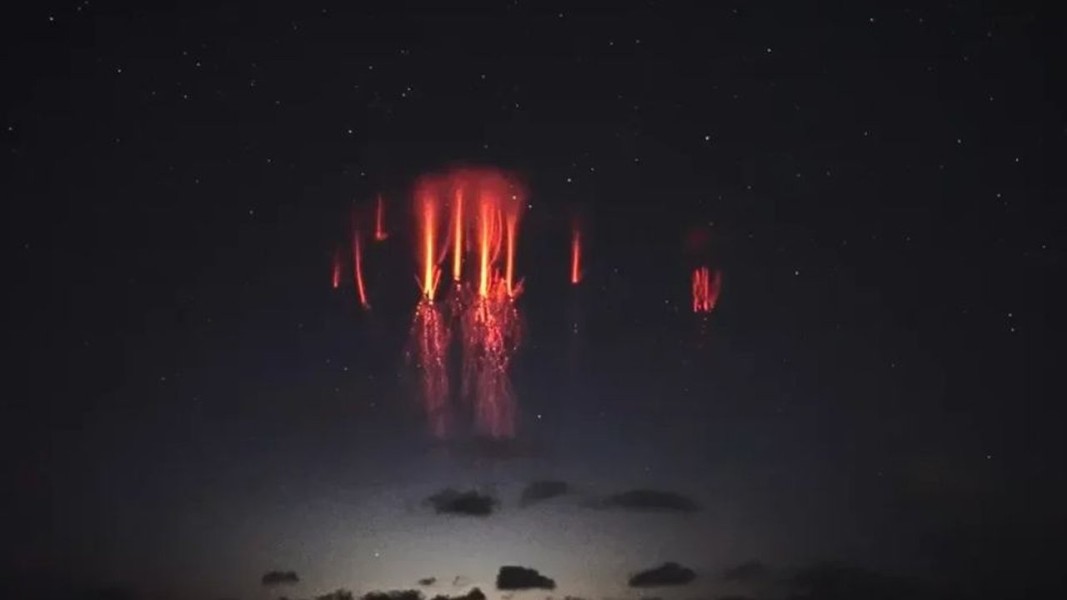 NASA Ungkap Penjelasan Fenomena Ubur Ubur Merah di Langit