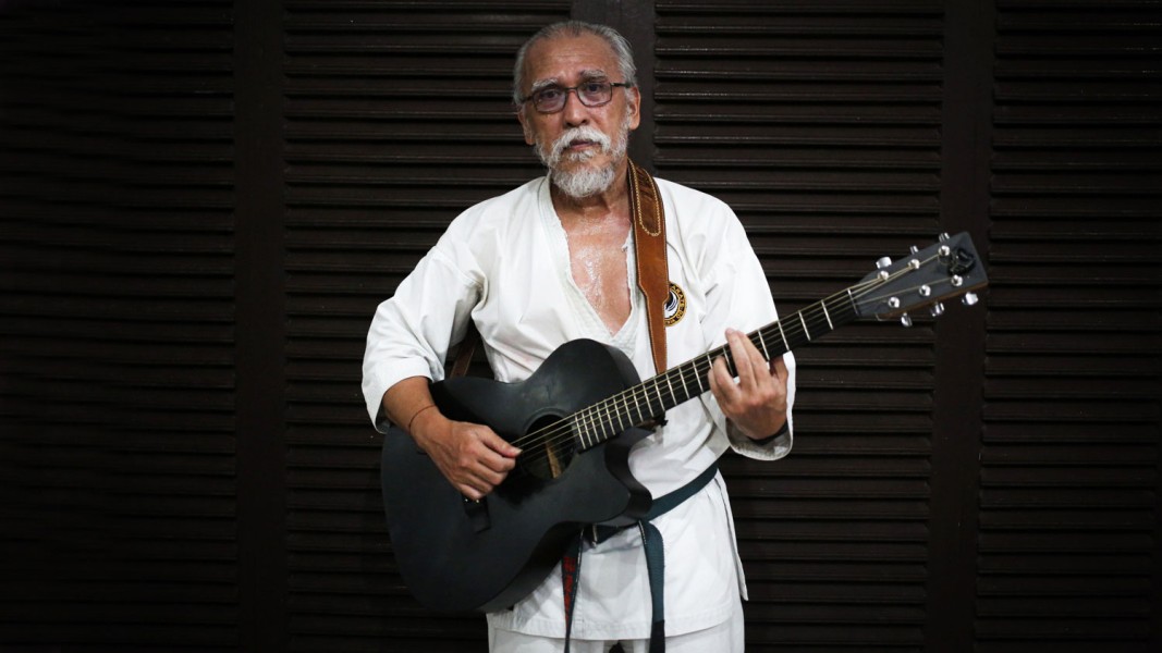 Daftar Lagu Populer Iwan Fals Lengkap dengan Chord Gitar