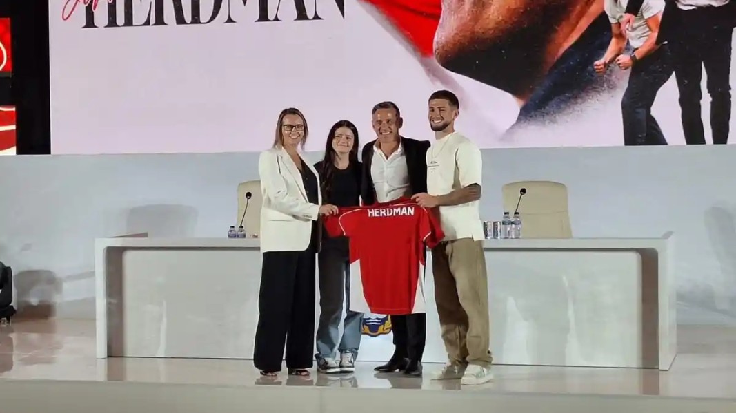 John Herdman Resmi ke Indonesia, Awali Petualangan Timnas Bersama Keluarga