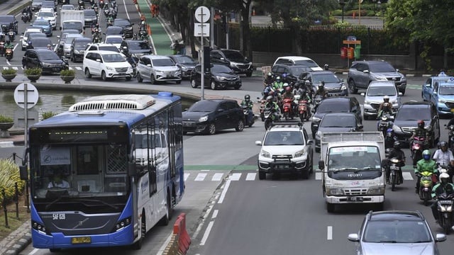 Transportasi Umum Jadi Kunci di Tengah Ganjil Genap Jakarta