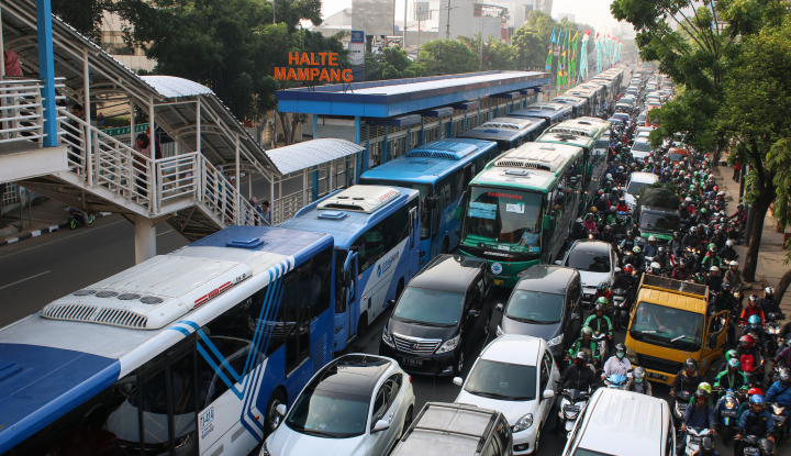 Kebijakan Ganjil Genap Jakarta Dorong Warga Gunakan Transportasi Umum