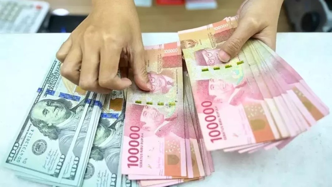 Rupiah Bangkit di Penutupan Pekan, Namun Risiko Global Masih Membayangi
