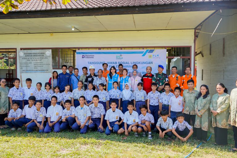 PLN Enjiniring Berkomitmen Meningkatkan Kualitas Pendidikan dan Akses Air Bersih Melalui Bantuan Filter Air Isi Ulang