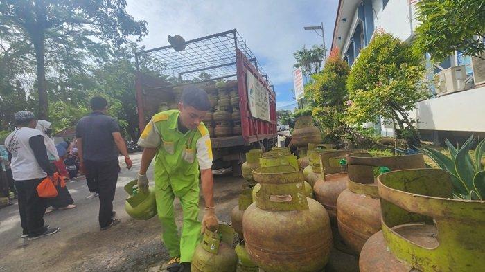 Warga Sungai Sipai Banjar Antre Gas Melon saat Operasi Pasar, Harga Lebih Murah