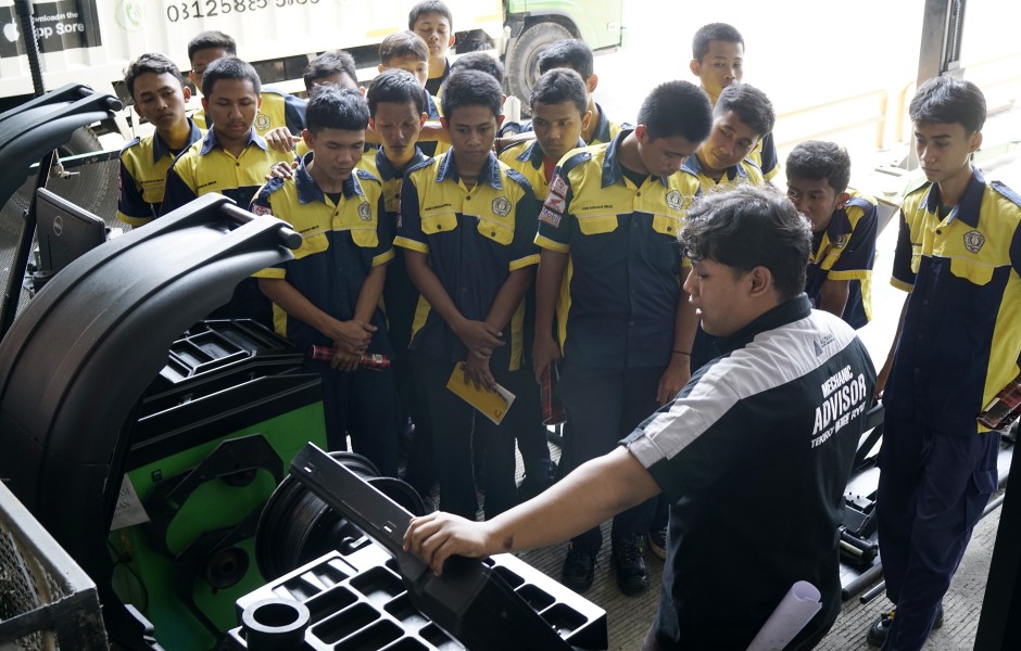 Siswa TSM SMK Models Banyuwangi Gali Ilmu Otomotif Lewat Kunjungan Industri ke Jember