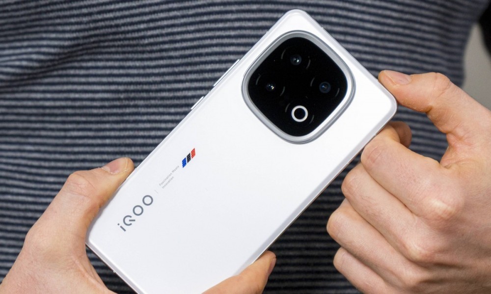 iQoo 15 Hadir dengan Desain Belakang Dinamis dan Chipset Terbaru
