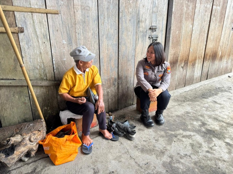 Sentuhan Humanis Brigpol Jenny: Rangkul Tukang Sol Sepatu di Borgo