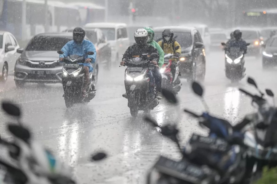 Tips Berkendara Aman dalam Kondisi Cuaca Buruk: Panduan Lengkap untuk Menjaga Keselamatan di Jalan