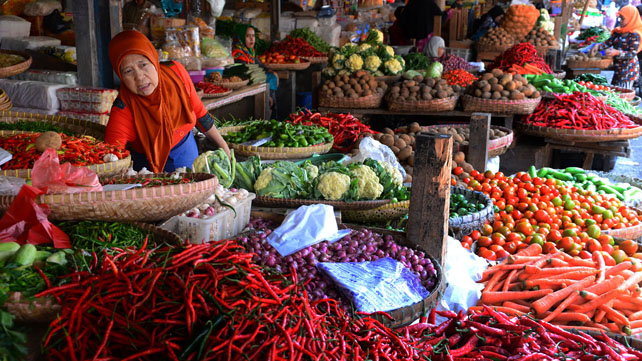 Sembako Turun Harga, Warga Surabaya Senang