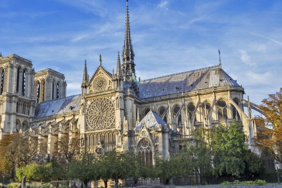 Menara Notre Dame Paris Kembali Dibuka Setelah Kebakaran Besar