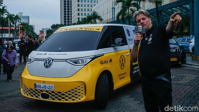 Rainer Zietlow Taklukkan Lima Benua Pakai Mobil Listrik