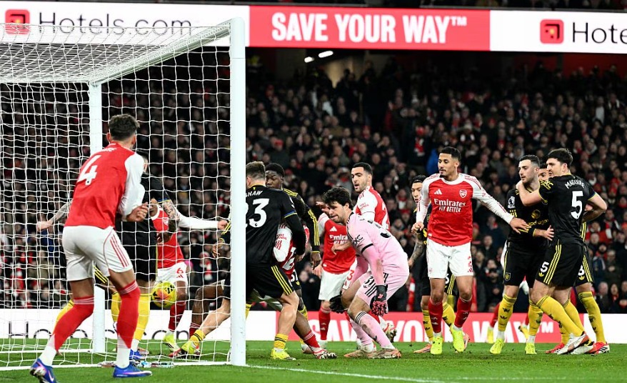 Persaingan Papan Atas Liga Inggris: Arsenal Menjauh, MU Tembus Empat Besar