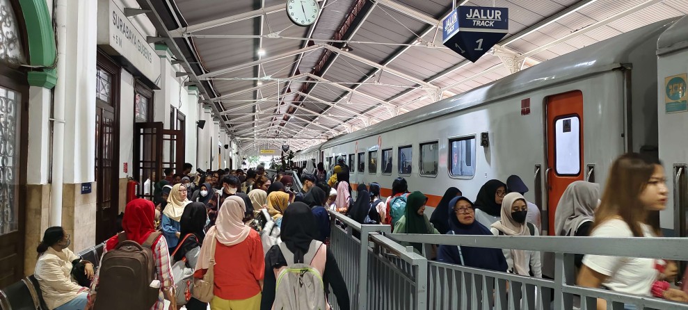 Volume Penumpang Commuter Line Naik 4% Selama Lebaran 2025, KAI Fokus Layani Penumpang Rekreasi Lokal