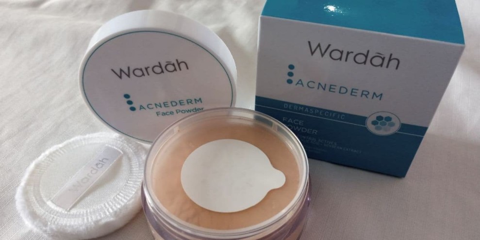 7 Rekomendasi Bedak Tabur untuk Kulit Berjerawat Terbaik