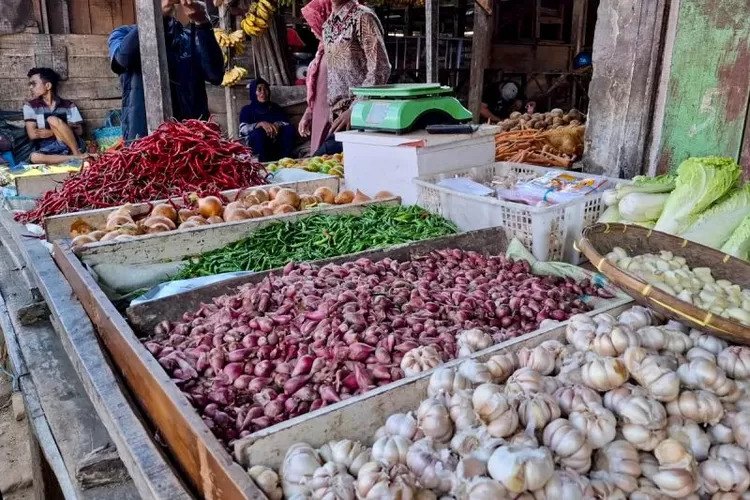 Simak Pergerakan Harga Sembako Jatim Hari Ini 24 November 2025, Cabai dan Bawang Naik Turun