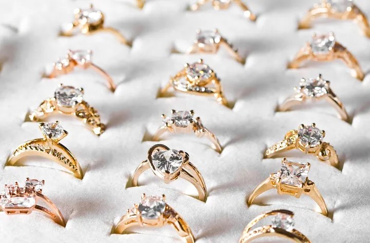 Harga Emas Perhiasan Hari Ini Selasa, 24 Februari 2026 Melonjak ke Rp2,6150.000  per Gram