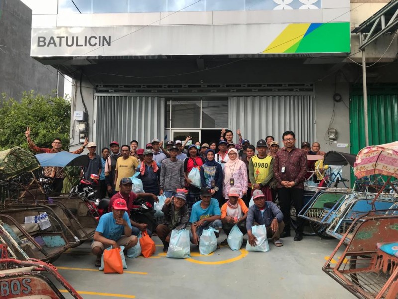 BPJS Ketenagakerjaan Situbondo Salurkan Bantuan Sembako kepada Janda Lansia di Desa Panji Kidul Lewat Program Employee Volunteering Tahunan