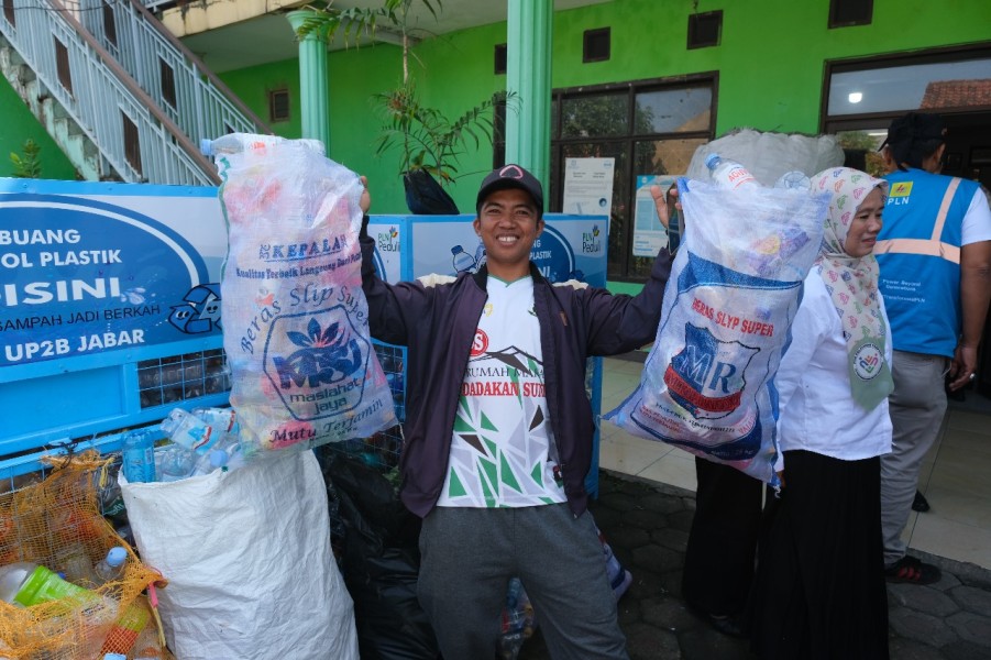 Listrik untuk Rakyat Jadi Prioritas PLN UIP2B Jamali Lewat Inisiatif Pengelolaan Botol Plastik yang Mendukung Energi Bersih dan Hijau