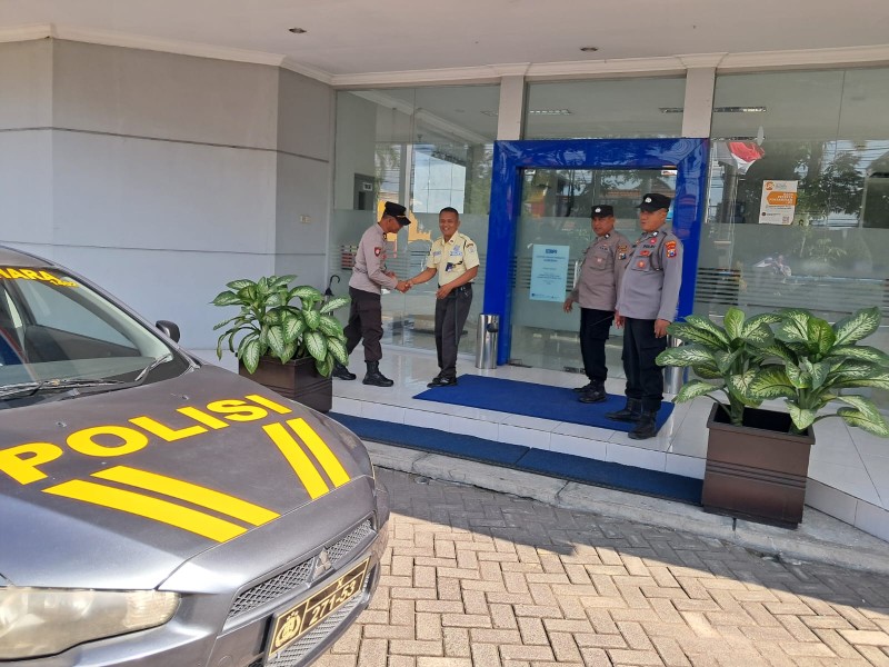 Patroli Polsek Mejayan Tingkatkan Keamanan di Bank, Antisipasi Kriminalitas di Madiun