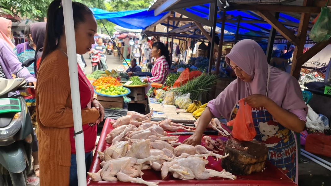 Kenaikan Harga Daging Ayam Kampung dan Sembako di Jawa Timur Kenaikan Harga Daging Ayam Kampung dan Sembako di Jawa Timur