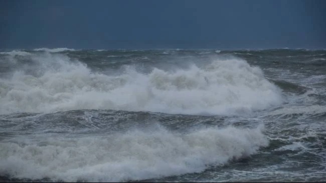 BMKG Peringatkan Gelombang Tinggi di Perairan Indonesia