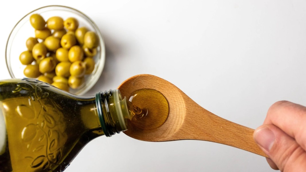 Minyak Zaitun untuk Wajah: Manfaat Tersembunyi, Risiko Kulit, dan Fakta yang Perlu Dipahami