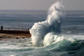 BMKG : Waspada Gelombang Tinggi di Perairan Indonesia Minggu Ini