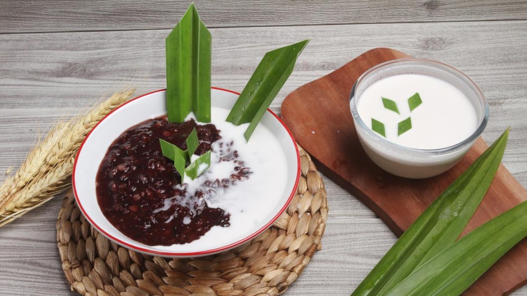 Resep Praktis Bubur Ketan Hitam Legit Manis Bersantan Gurih