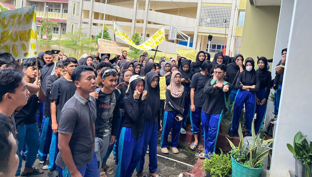 Geger Video Viral: Ratusan Siswa SMAN 1 Mempawah Kepung Sekolah, Tegur Gurunya Usai Gagal Ikut SNBP 2025