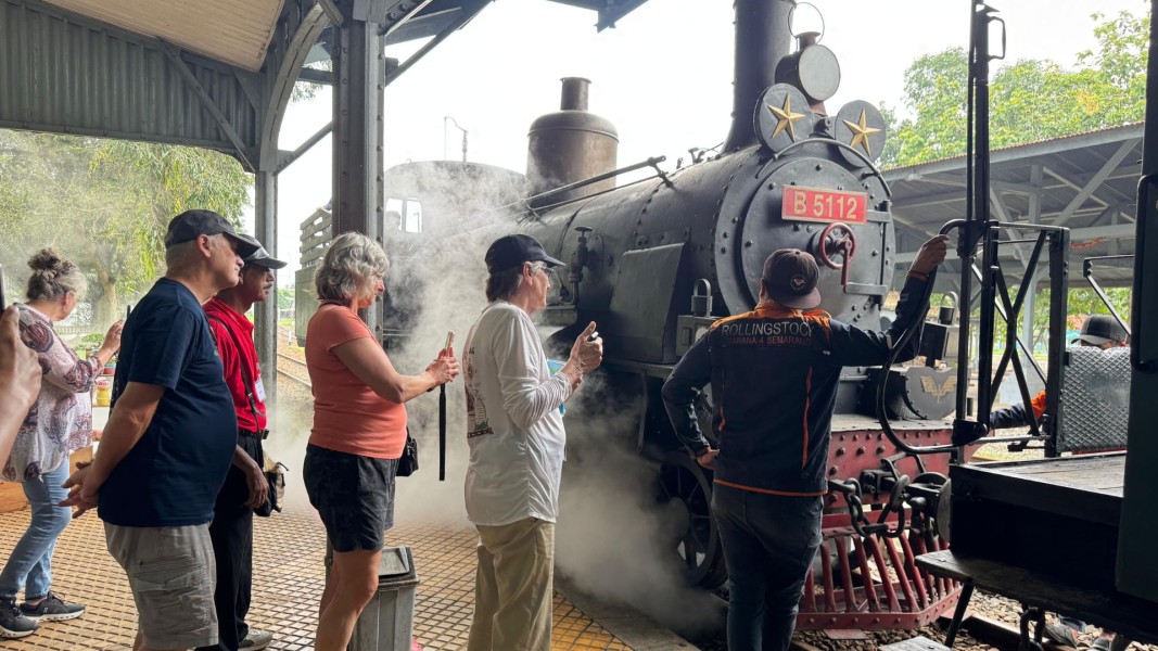Dari Inggris hingga Australia, Wisatawan Mancanegara Jatuh Hati Pada Pesona Kereta Uap Ambarawa-Tuntang Bersama KAI Wisata