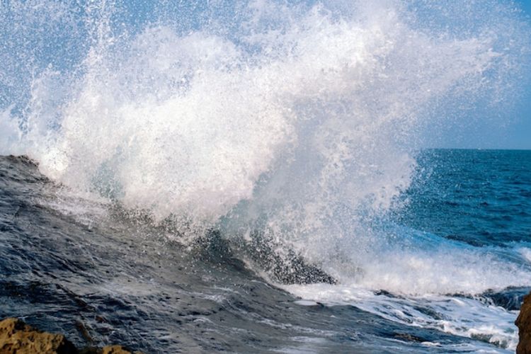 BMKG Peringatkan Potensi Gelombang Tinggi di Selat Bali dan Selat Lombok, Waspadai Dampaknya pada Pelayaran